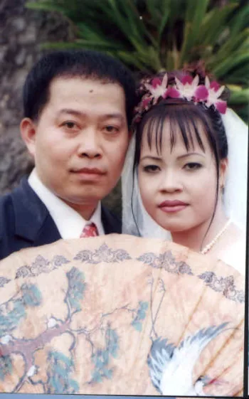 婚禮中的新人合影