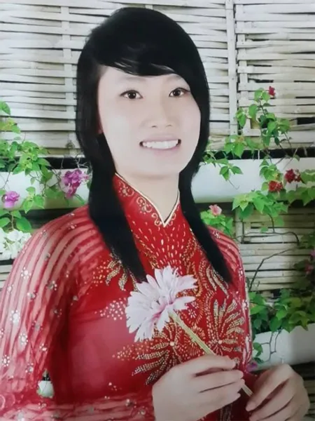 穿著紅色傳統服飾的女性人物照