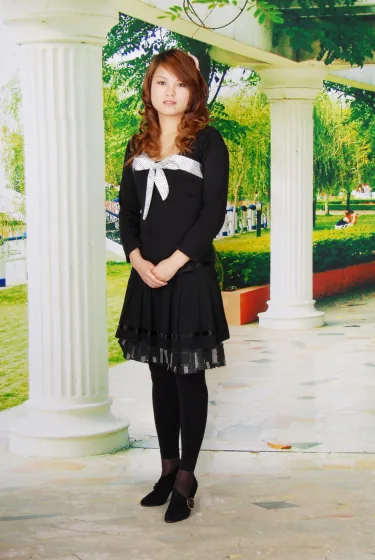 身穿黑色洋裝的女性全身人物照