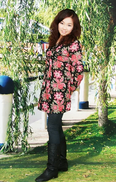 在樹蔭旁拍攝、身穿花紋外套的女性人物照
