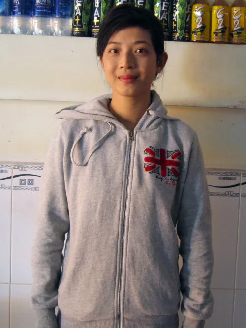 身穿灰色連帽外套的女性人物照
